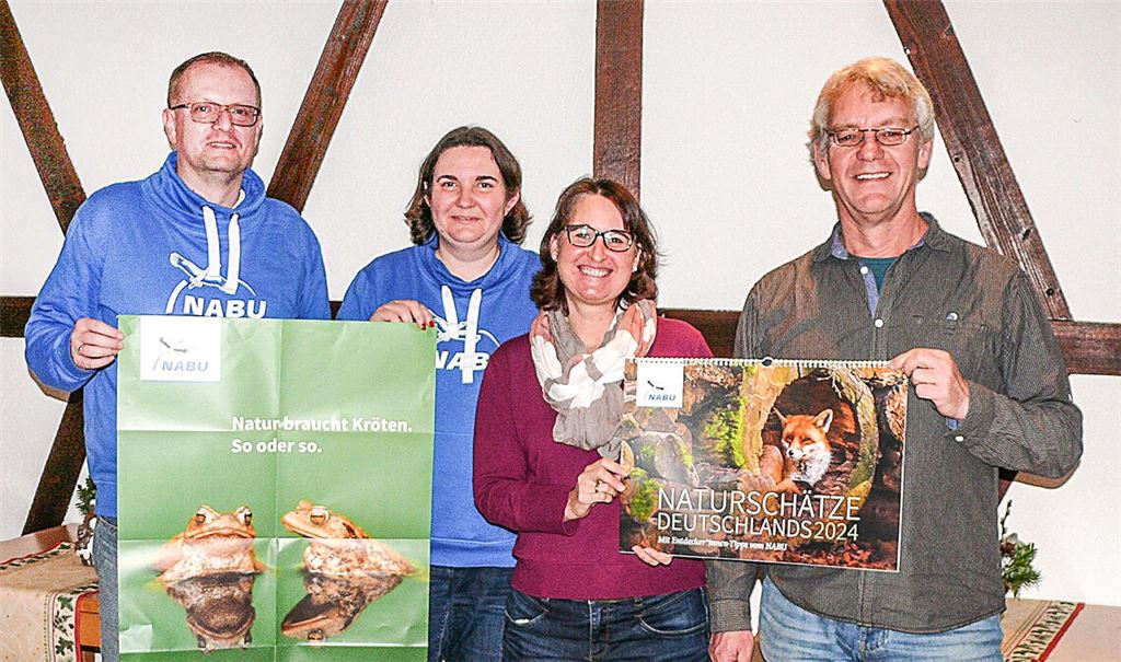 In Ölbronn-Dürrn hat sich eine neue NABU-Ortsgruppe gegründet, die vierte im Enzkreis. Sie wird durch die dreiköpfige Sprecherinnen- und Sprechergruppe mit Heinz Klemens(v.li.), seiner Frau Corina sowie Kristin Haslauer vertreten. Markus Pagel, Geschäftsführer des Bezirks Gäu-Nordschwarzwald, leitete die Versammlung und stellte bei dieser Gelegenheit den Tier-Kalender „Naturschätze Deutschlands 2024“ vor. Foto: Dietrich