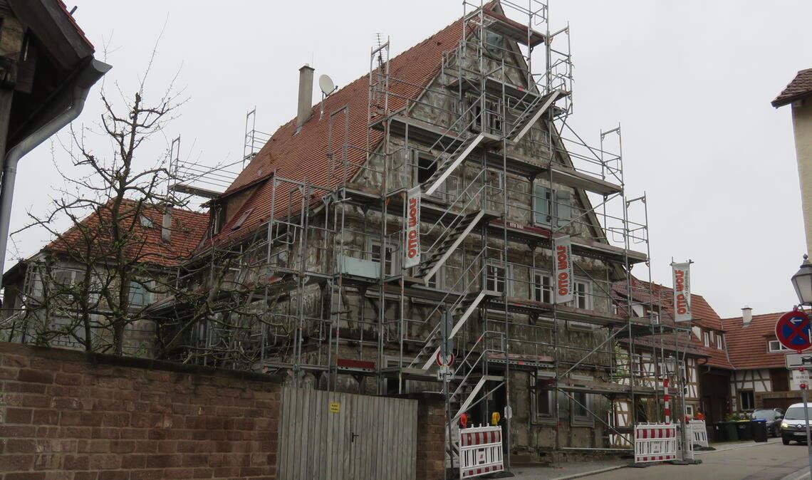 In Ötisheim gibt es baulich am Pfarrhaus noch einiges zu tun. Dafür ist die Kirchengemeinde nicht selbst zuständig. Sie sucht derweil noch einen neuen Pfarrer oder eine neue Pfarrerin. Die Stelle ist ausgeschrieben. Interessierten würde, solange das Pfarrhaus nicht zur Verfügung steht, eine Mietwohnung in der Nähe angeboten. Fotos: Becker