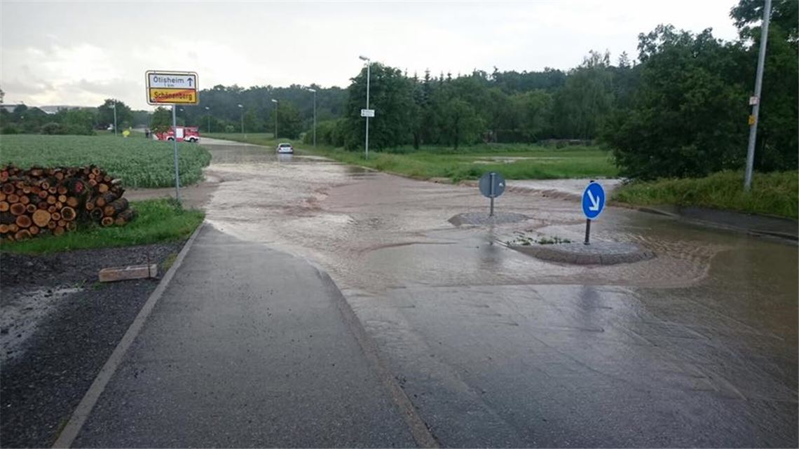 Unwetter: Ötisheim wird von Hochwasser überrascht 13394174_1043350365702497_3830290696285258876_n