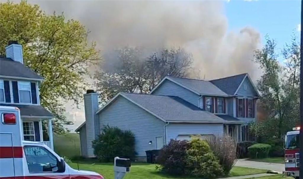 In Ohio ist ein Flugzeug über einem Wohnhaus abgestürzt. Zwei Menschen starben.