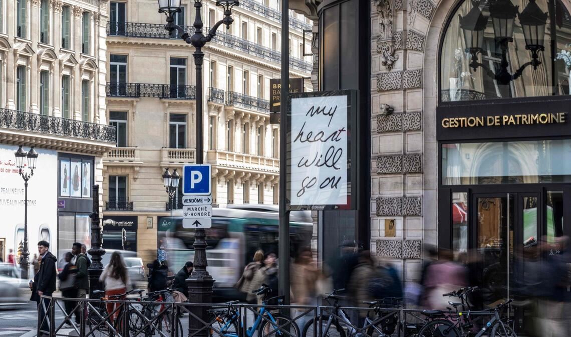 In Paris sind zahlreiche Poster mit Songtiteln von Céline Dion aufgetaucht.