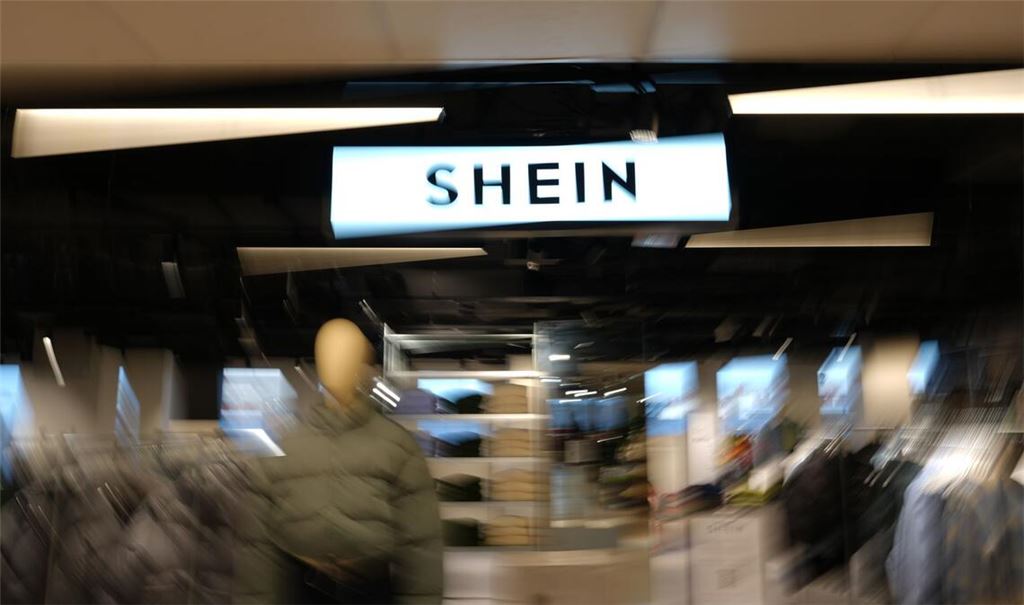 In Paris verkauft der Onlinehändler Shein seine Kleidung auch in einem richtigen Laden. Das große Geschäft wird aber im Internet abgewickelt.