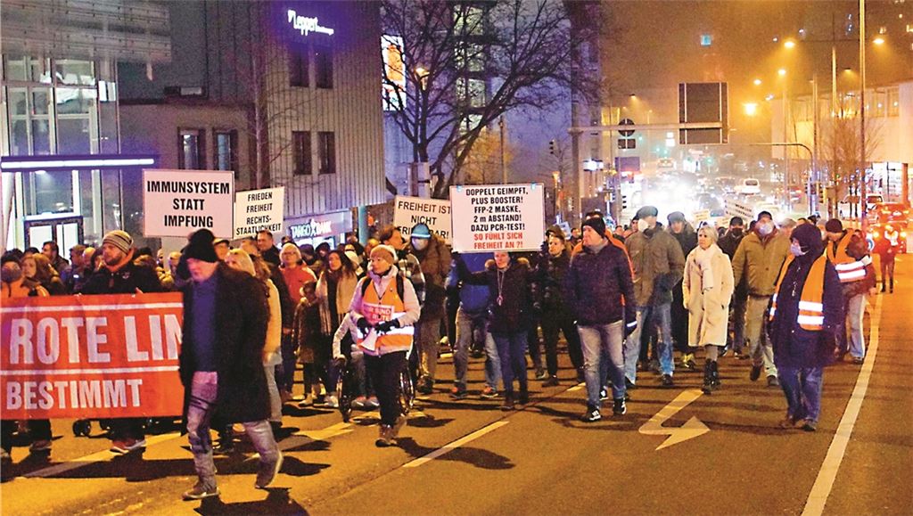In Pforzheim haben am Montagabend rund 1800 Impfgegner demonstriert. Foto: sdmg
