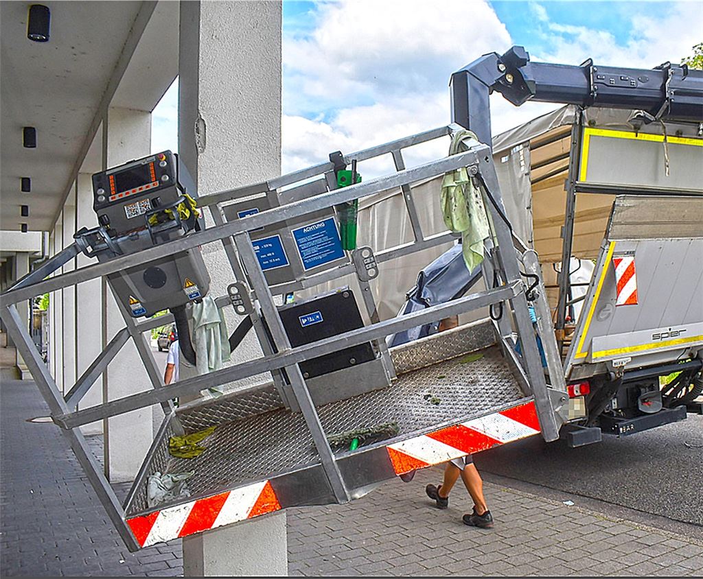 In Pforzheim prallt ein Lkw gegen einen Autokran mit Hebebühne. Foto: Myroshnichenko