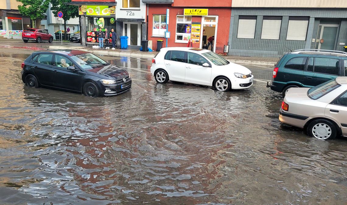In Pforzheim sind einige Straßen innerhalb kürzester Zeit überflutet. Foto: Einsatz-Report24