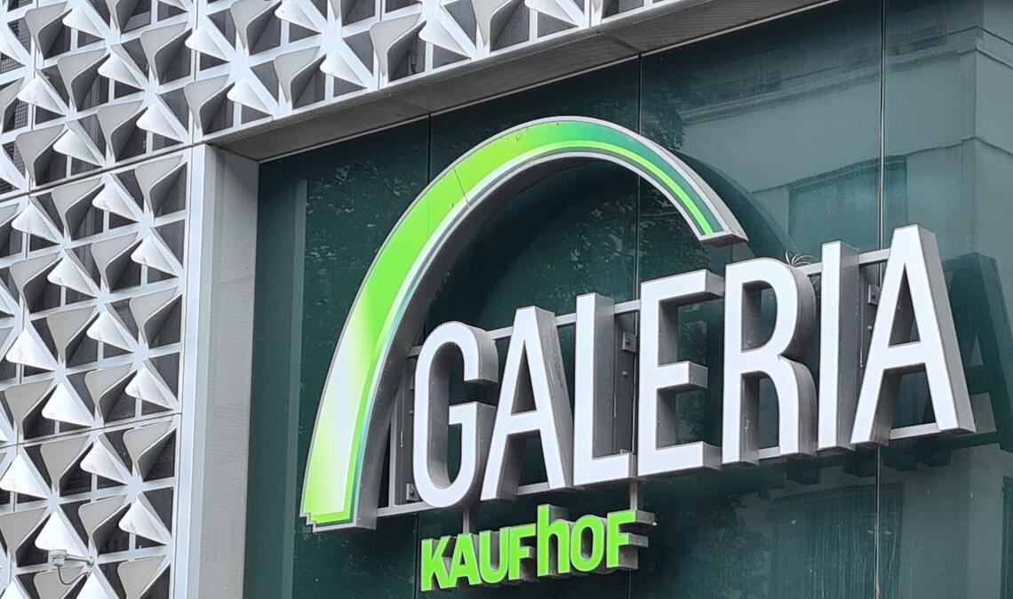 In Pforzheim wird darüber diskutiert, wie die Innenstadt belebt werden kann. Dabei geht es auch um die Zukunft des Galeria-Kaufhof-Gebäudes in der Fußgängerzone. Foto: Archiv