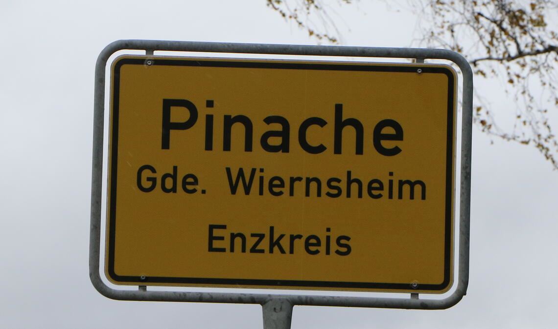 In Pinache und Serres soll die Waldensertradition gleich auf den Ortsschildern erklärt werden – wenn es im Gemeinderat die notwendige Mehrheit gibt und das Ministerium dem Vorstoß der Plattenwaldgemeinde folgt. Fotos: Deeg