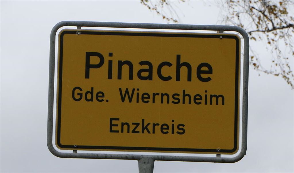 In Pinache und Serres soll die Waldensertradition gleich auf den Ortsschildern erklärt werden – wenn es im Gemeinderat die notwendige Mehrheit gibt und das Ministerium dem Vorstoß der Plattenwaldgemeinde folgt. Fotos: Deeg