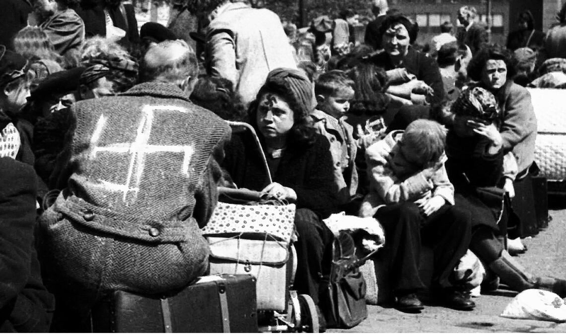 In Prag internierte Sudetendeutsche warten im Juli 1945 auf ihre Deportation nach Deutschland.