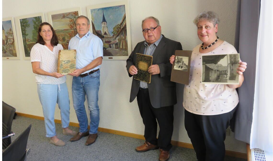 In Privathäusern können Schätze lagern, die für kommunale Archive interessant sind. Martina und Hans Geißler (v.li.) aus Lienzingen haben dem Mühlacker Stadtarchiv zur Freude von OB-Stellvertreter Günter Bächle und Archivarin Marlis Lippik unter anderem einen Rechnungsband übergeben, der 1792/1793 in Lienzingen geführt wurde. Fotos: Becker (2), Stadtarchiv
