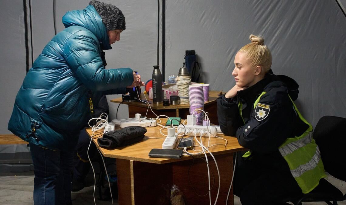 In "Punkten der Unbeugsamkeit" können Ukrainer bei Stromausfällen ihre Mobiltelefone aufladen.