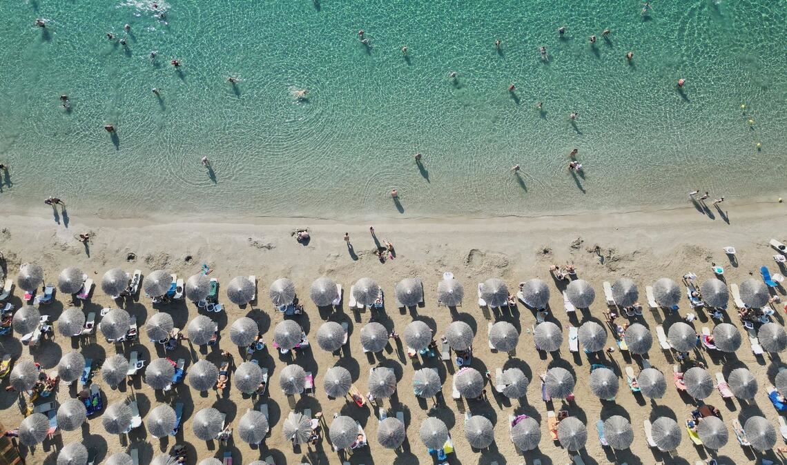 In Reih und Glied: Menschen genießen das Meer am Avlaki-Strand etwa 42 Kilometer östlich von Athen.