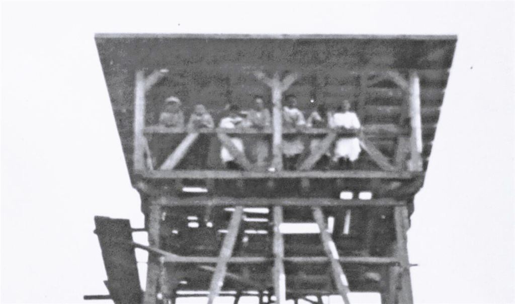 In Rekordzeit gebaut: Richtfest am Eselsburgturm bei Ensingen im Mai 1925. Fotos: Arning