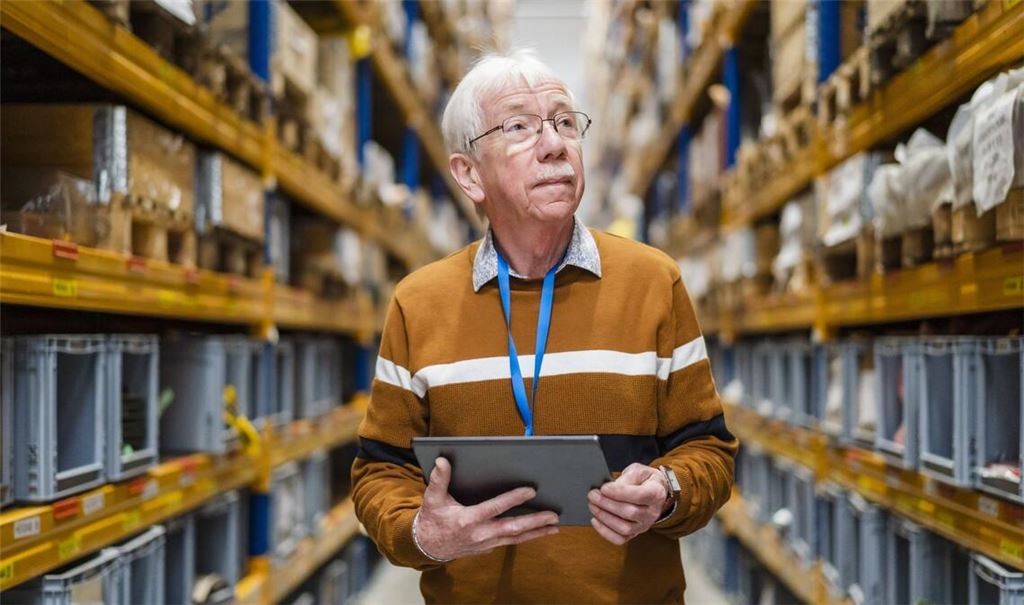 In Rente gehen und aus finanziellen Gründen nicht etwas dazuverdienen müssen, ist ein Privileg, das immer mehr Ruheständler mittlerweile nicht mehr haben.