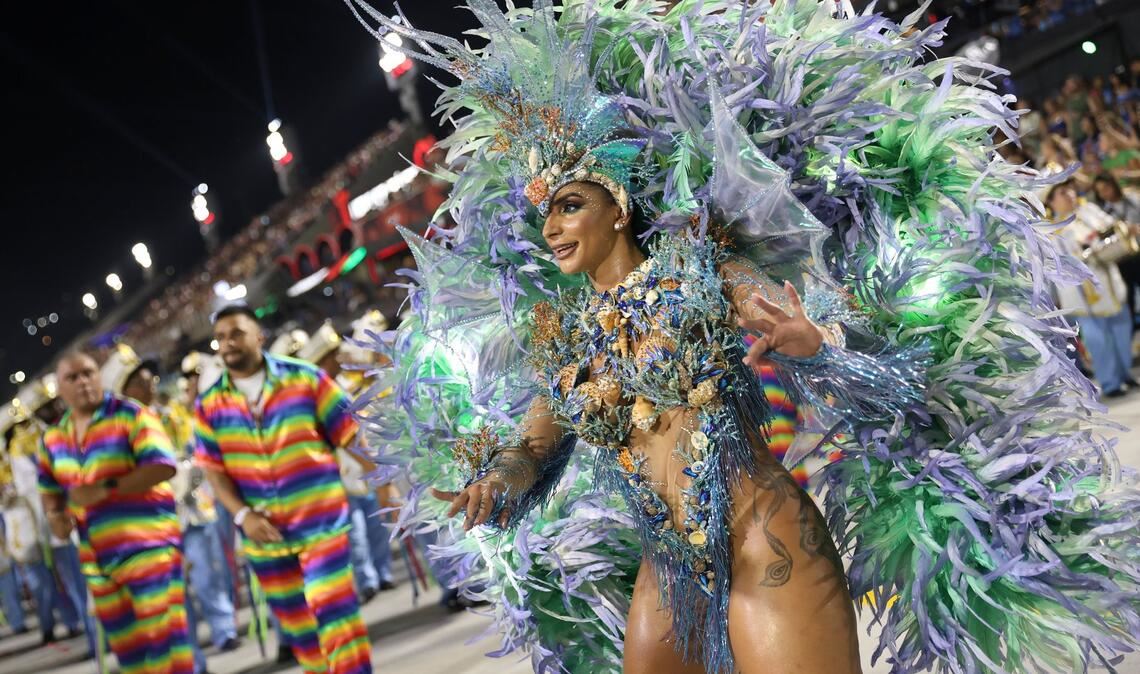 In Rio de Janeiro haben die weltberühmten Umzüge im Sambodrom begonnen.