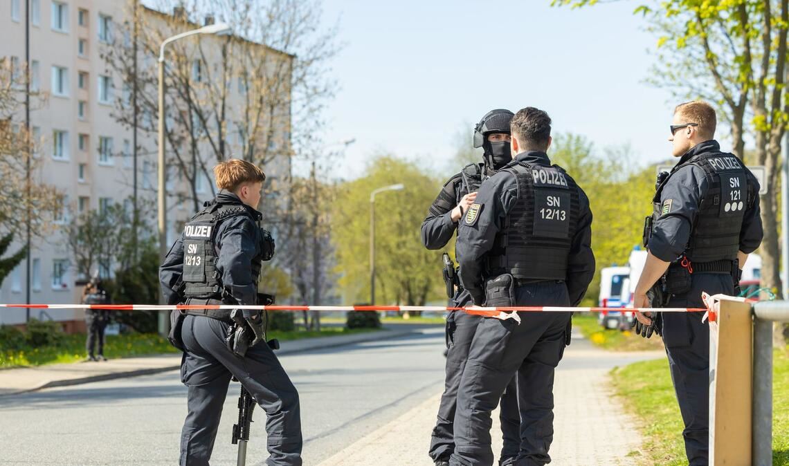 In Sachsen sind zwei Leichen und ein Schwerverletzter im Bereich eines Mehrfamilienhauses gefunden worden.