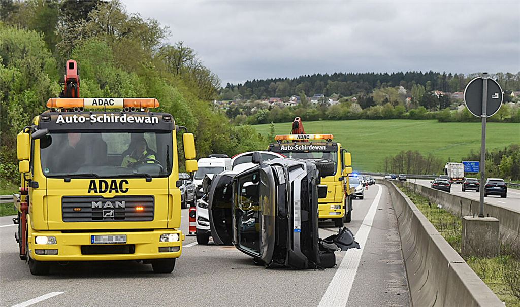 In Schieflage: Der Opel muss vom Abschleppdienst geborgen werden.Foto: Myroshnichenko