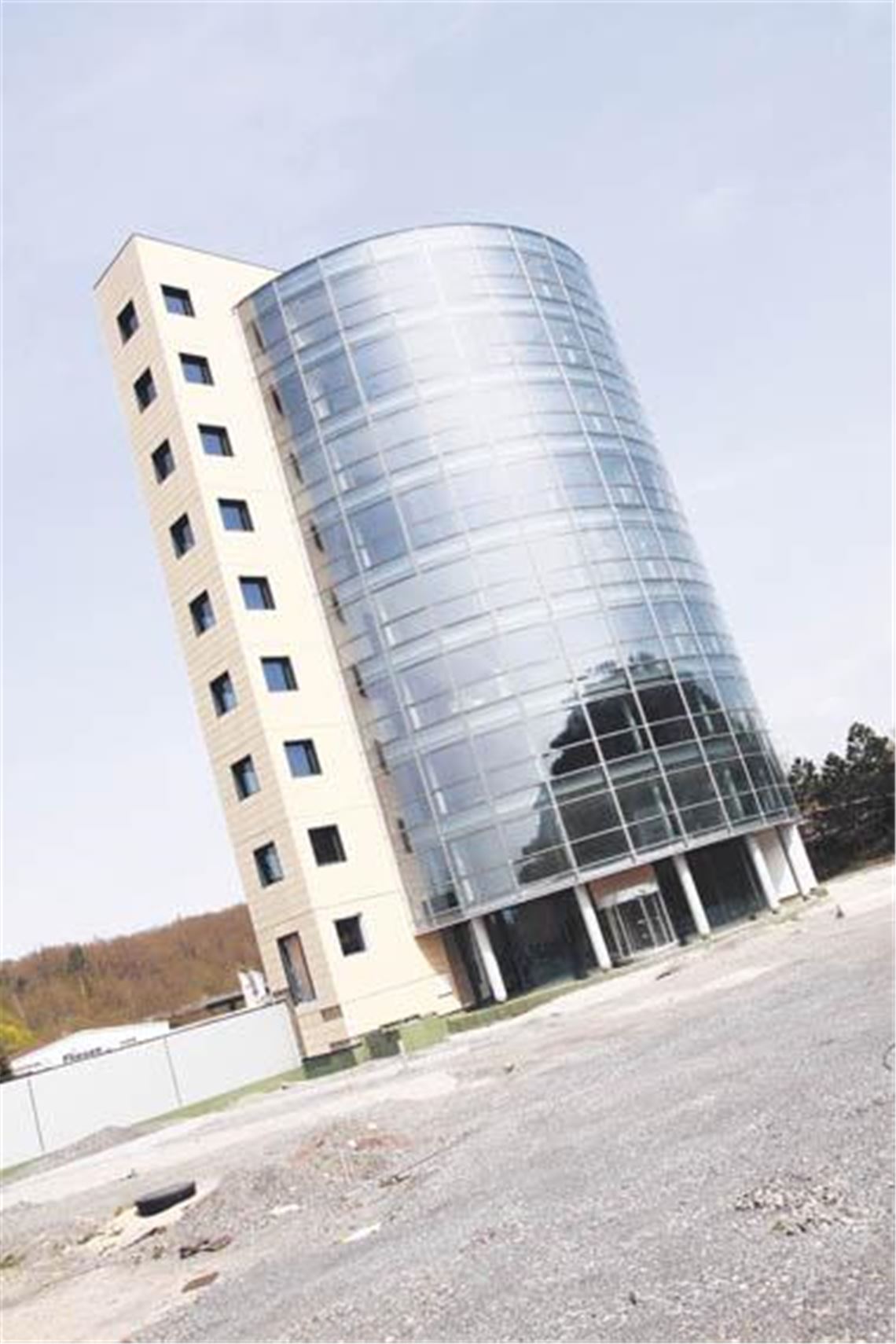 In Schieflage: Mit den finanziellen Schwierigkeiten des Bauherrn, der Etzel GmbH, ist auch das ehrgeizige Büroturm-Projekt an der Industriestraße ins Wanken geraten. Foto: Franz