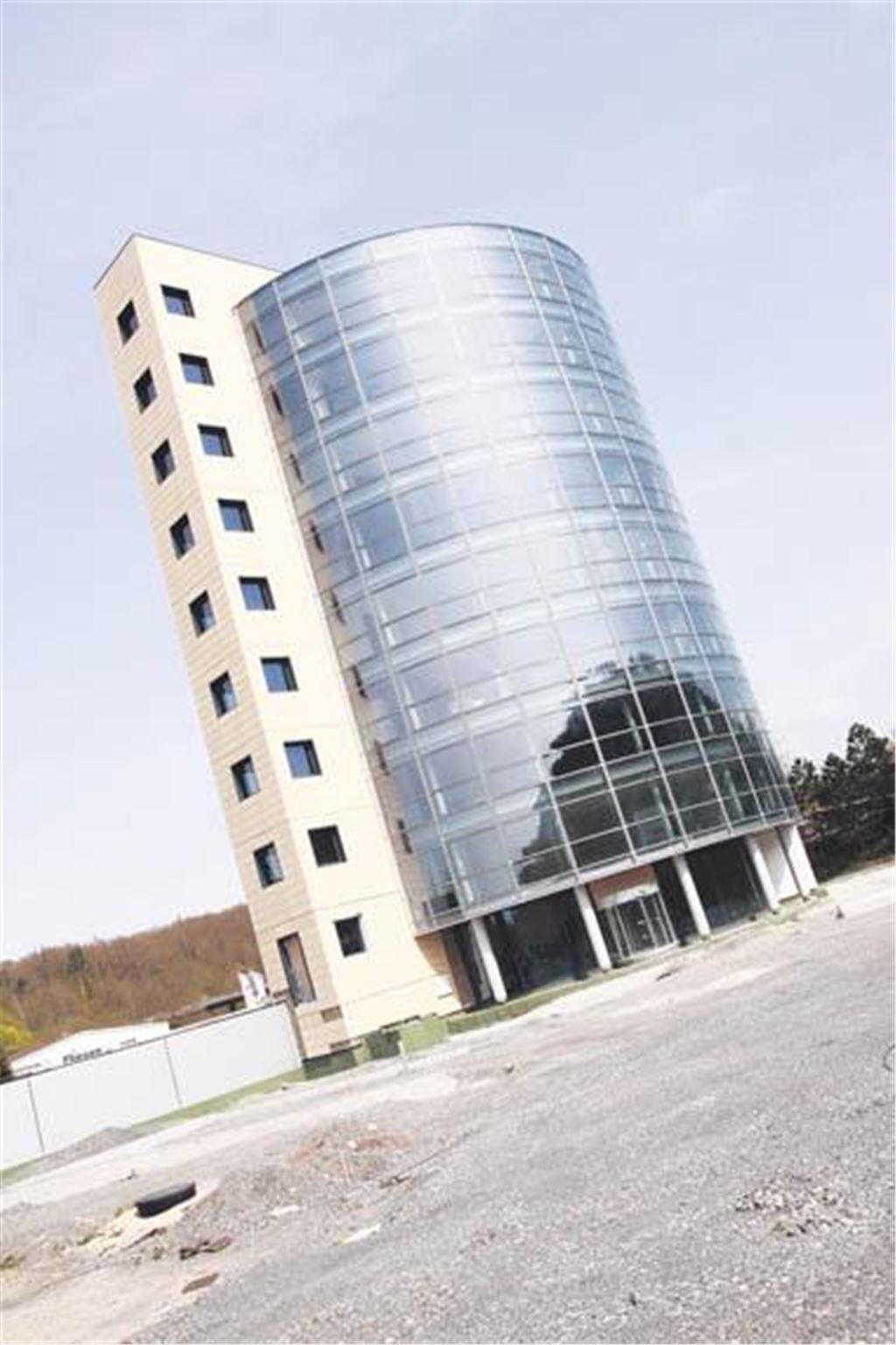In Schieflage: Mit den finanziellen Schwierigkeiten des Bauherrn, der Etzel GmbH, ist auch das ehrgeizige Büroturm-Projekt an der Industriestraße ins Wanken geraten. Foto: Franz