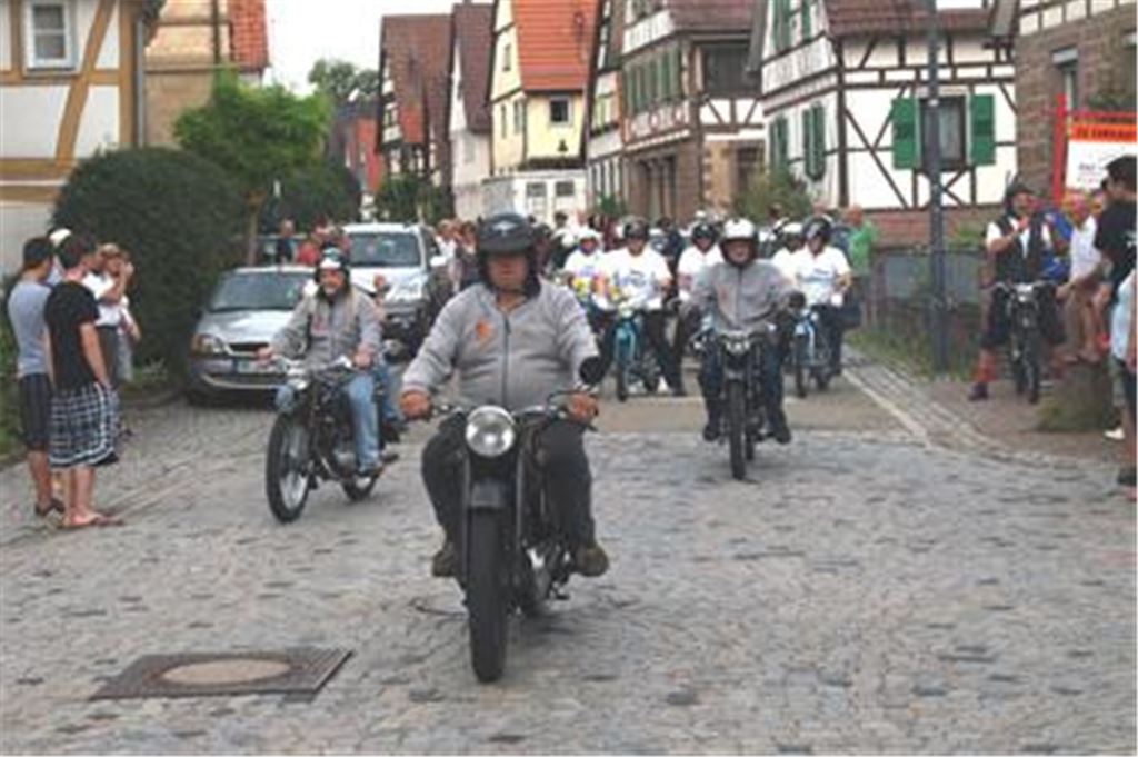 In Schützingen beginnt die Rundfahrt auf den Spuren des berühmten Illingers Gottlob Banzhaf. Historische Motorräder ziehen die bewundernden Blicke der Zuschauer auf sich. 
Fotos: Appich