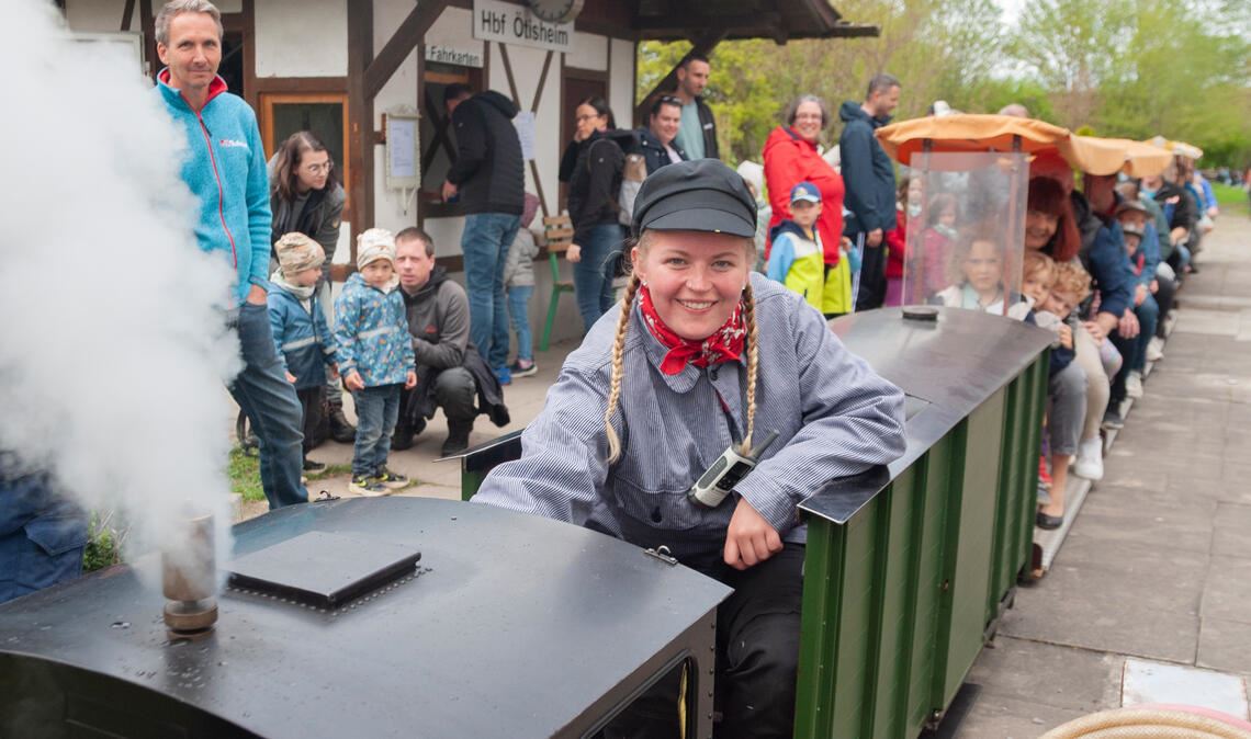 In Schweizer Heizklamotten fährt Nora Brucke als Lokführerin. Foto: Fotomoment