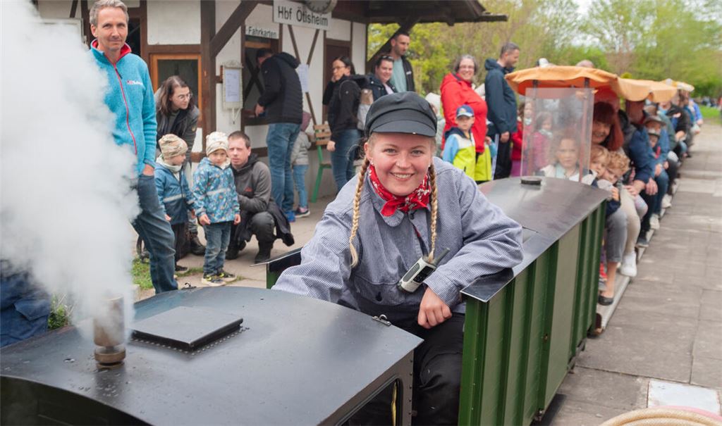 In Schweizer Heizklamotten fährt Nora Brucke als Lokführerin. Foto: Fotomoment