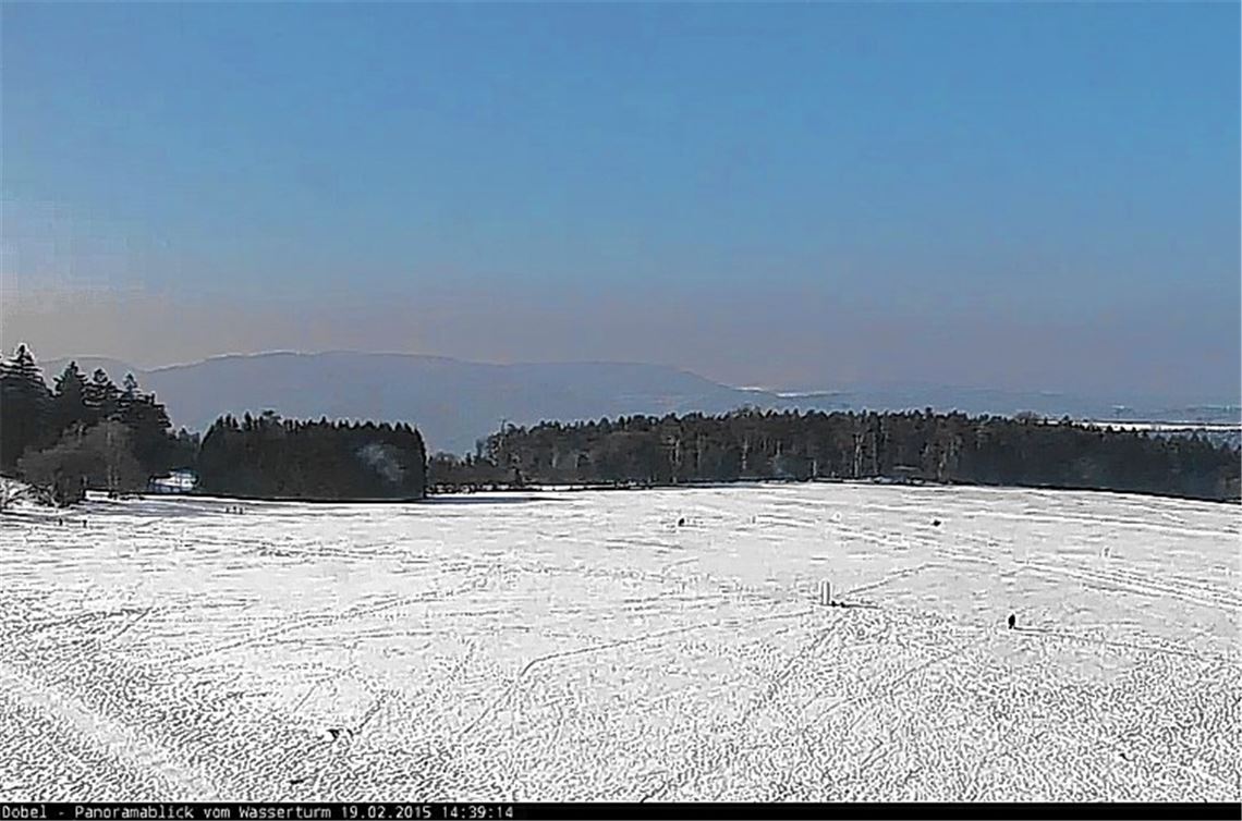 In Simmersfeld (oben) liegt noch genug Schnee zum Skifahren. Die Pistenraupe in Schömberg ist hingegen schon arbeitslos.