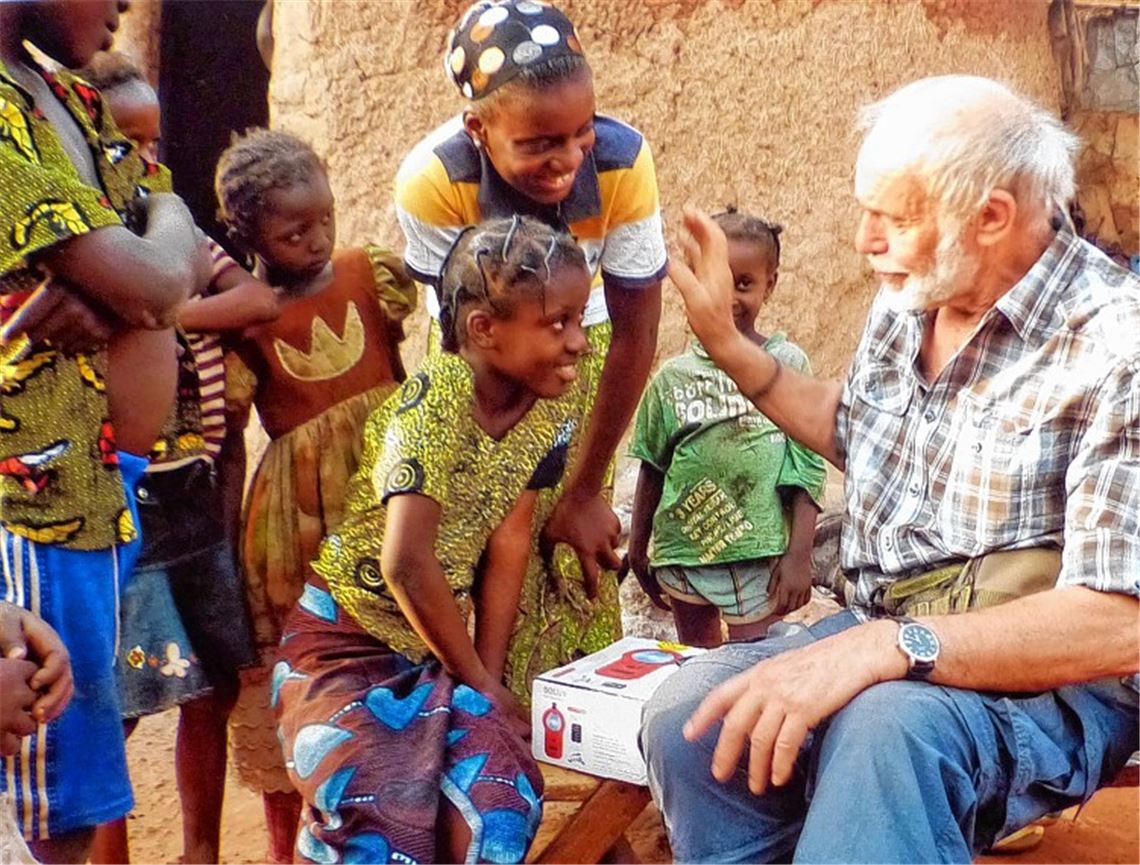 In Sindou ist die Freude immer groß, wenn „Siegi“, „Le Blanc“ – der Weiße – aus dem fernen Öschelbronn auftaucht. Siegfried Straub reist Anfang des neuen Jahres das vierte Mal in das Dorf in Burkina Faso und verteilt Geschenke an Patenkinder. Fotos: privat