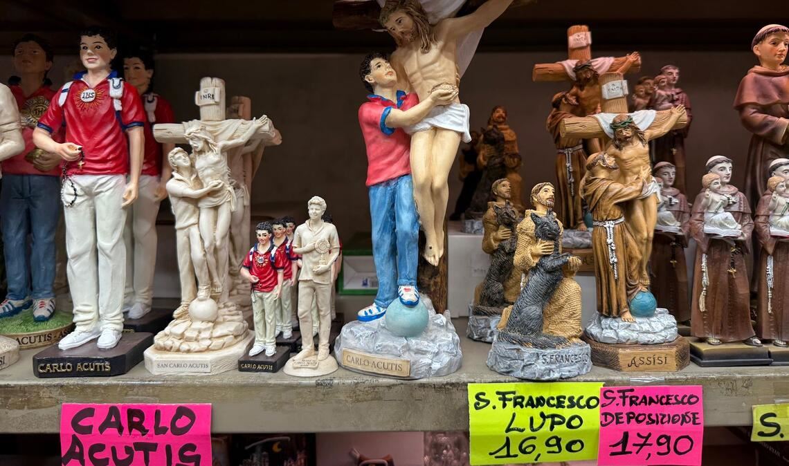 In Souvenirshops werden Tonfiguren von Franz von Assisi und Carlo Acutis verkauft. (Archivbild)