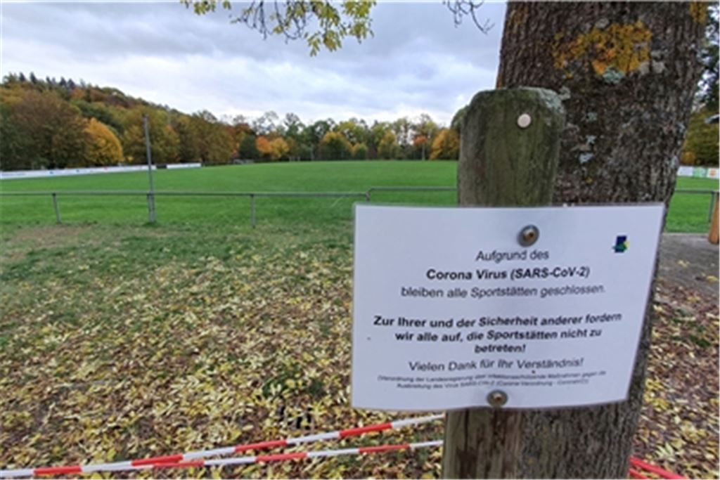 In Sternenfels ist der Sportplatz gesperrt, seit ein SVS-Spieler positiv auf das Coronavirus getestet wurde. Ab der kommenden Woche muss bundesweit pausiert werden.Foto: Huber