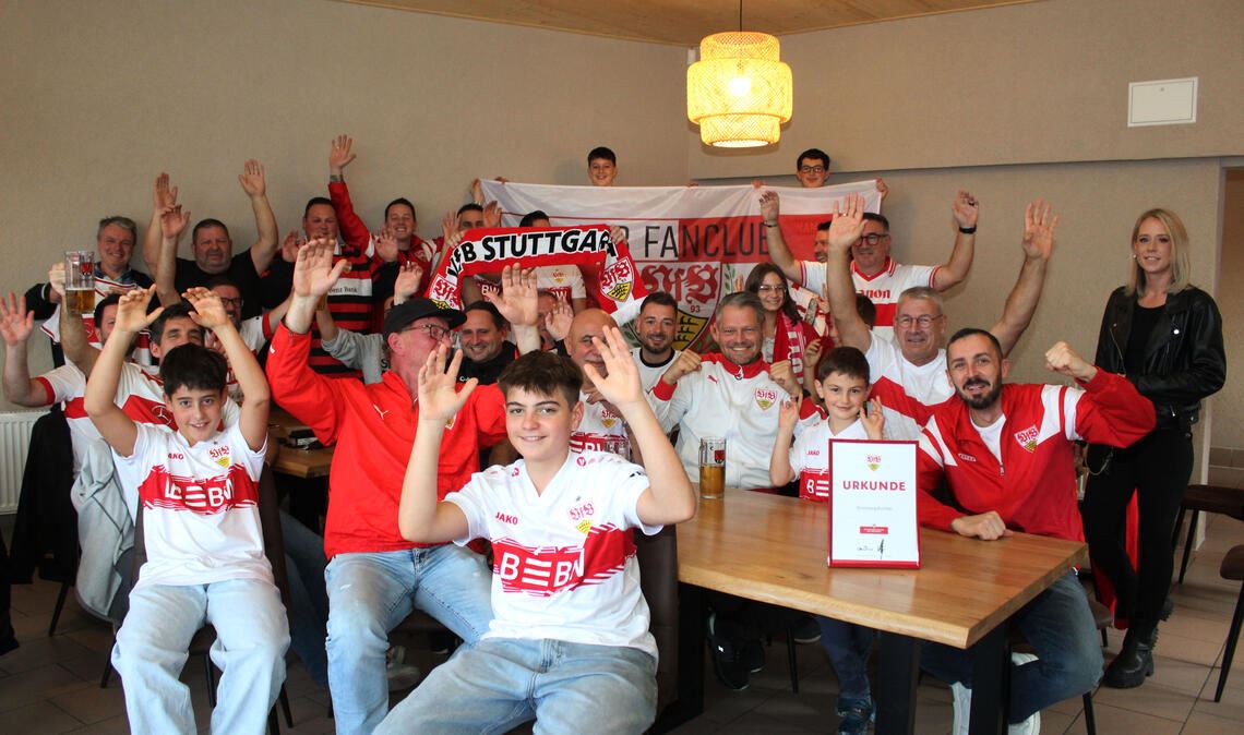 In Sternenfels wird der bereits in den Neunzigern gegründete VfB-Fanclub „Strombergbomber“ reaktiviert. Auch Kinder und Jugendliche sind schon mit dabei. Fotos: Prokoph