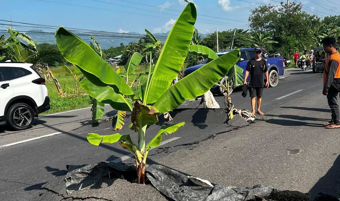 In Straßen taten sich große Risse auf.