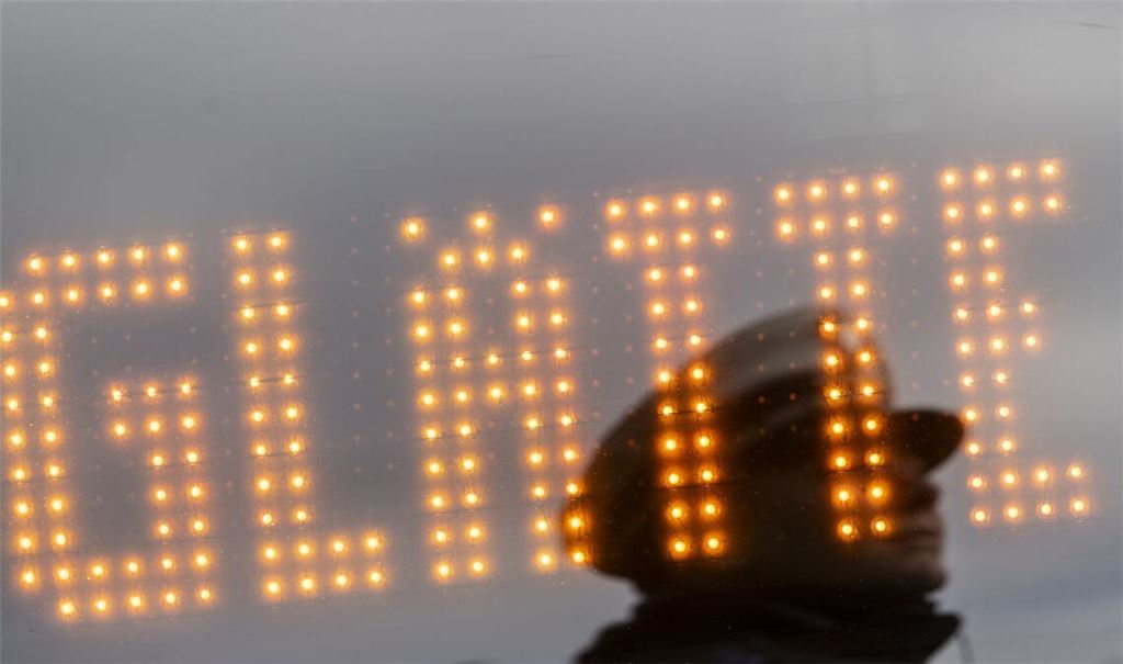In Teilen Baden-Württembergs müssen sich die Menschen auf glatte Straßen einstellen. (Symbolbild)