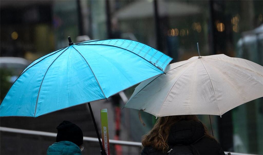 In Teilen Baden-Württembergs sollte man das Haus am Donnerstag nicht ohne Regenschirm verlassen (Symbolbild).