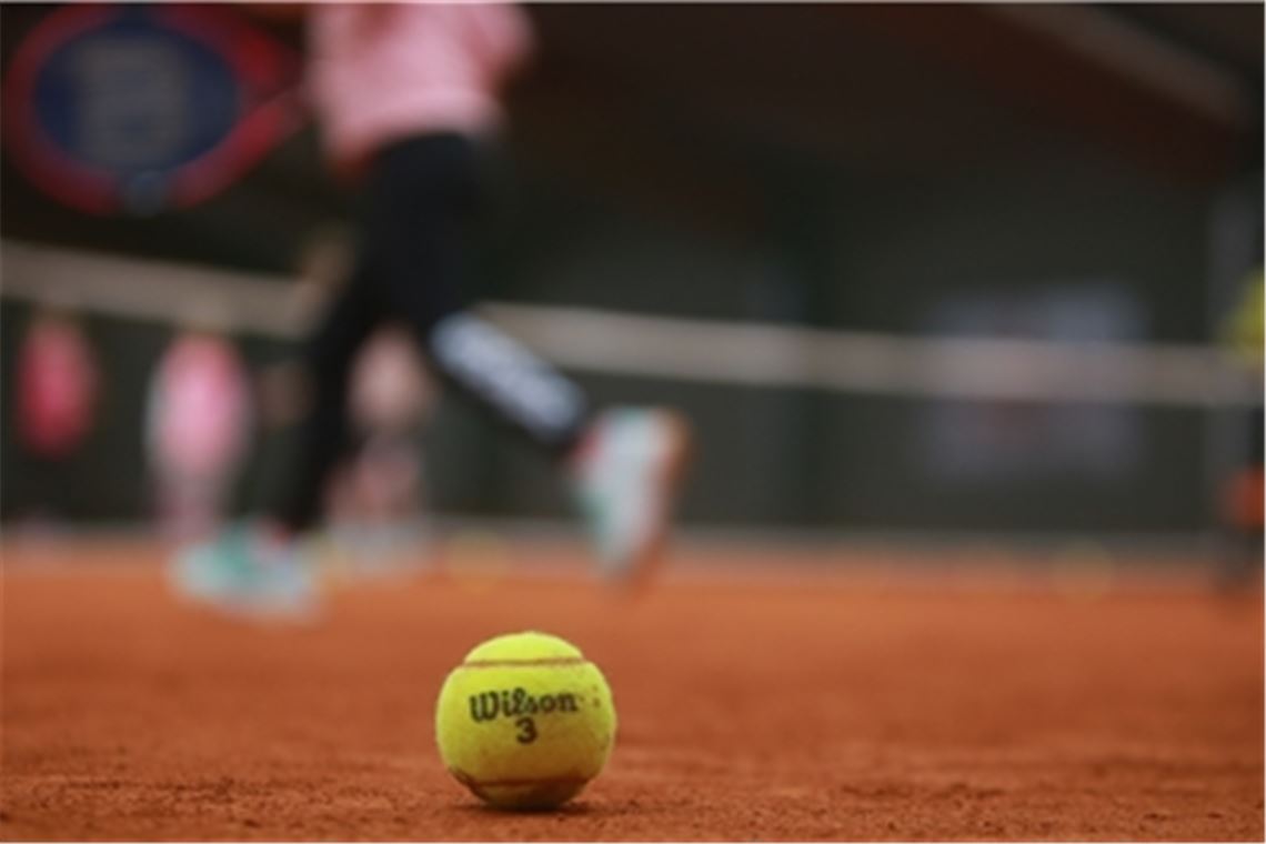 In Tennishallen wie hier bei den TF Lienzingen darf nach der Zwangspause zwar wieder gespielt werden, allerdings müssen weiterhin strenge Auflagen beachtet werden. Foto: Huber