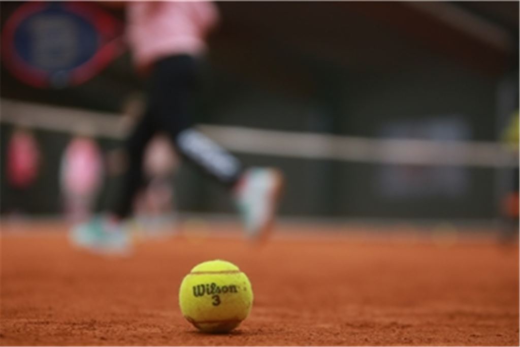 In Tennishallen wie hier bei den TF Lienzingen darf nach der Zwangspause zwar wieder gespielt werden, allerdings müssen weiterhin strenge Auflagen beachtet werden. Foto: Huber