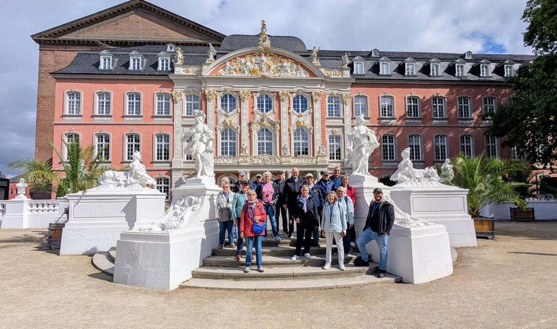 In Trier bietet sich für die Gruppe mit Pastor Simon Birr vor dem Palais die Gelegenheit für ein Bild. Fotos: Christina Wetzel/privat