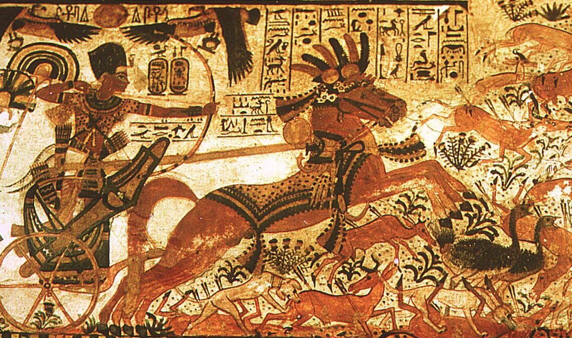 In Tutanchamuns Grab im Tal der Könige gibt es zahlreiche Darstellungen wie diese, die den Pharao  mit Bogen bewaffnet auf einem Streitwagen zeigen.