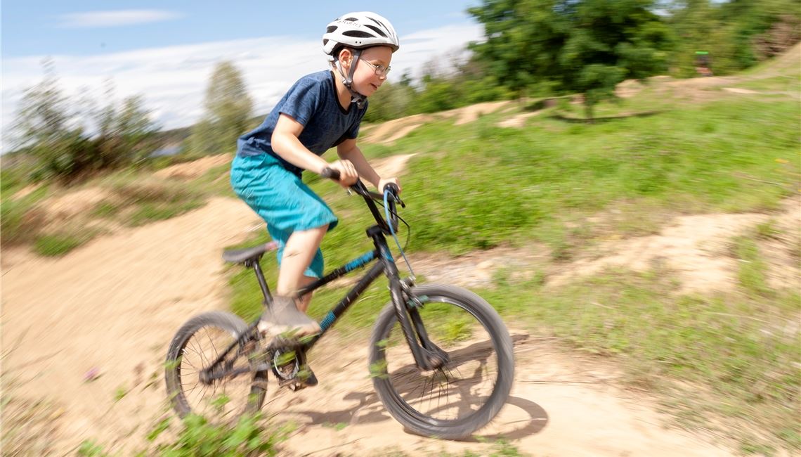 In Vaihingen gibt es seit 2018 an der Köszeger Straße einen sogenannten Dirtpark für junge und ältere Radler – und Jonathan Schwendemann hat hier seinen Spaß.Fotomoment