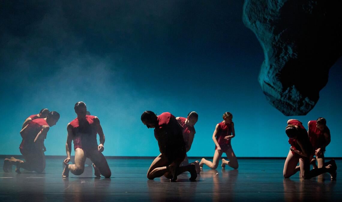 In Vittoria Girellis neuem Ballett „Vermilion“ wird vor kosmischer Landschaft im Knien getanzt.