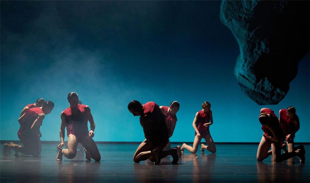 In Vittoria Girellis neuem Ballett „Vermilion“ wird vor kosmischer Landschaft im Knien getanzt.