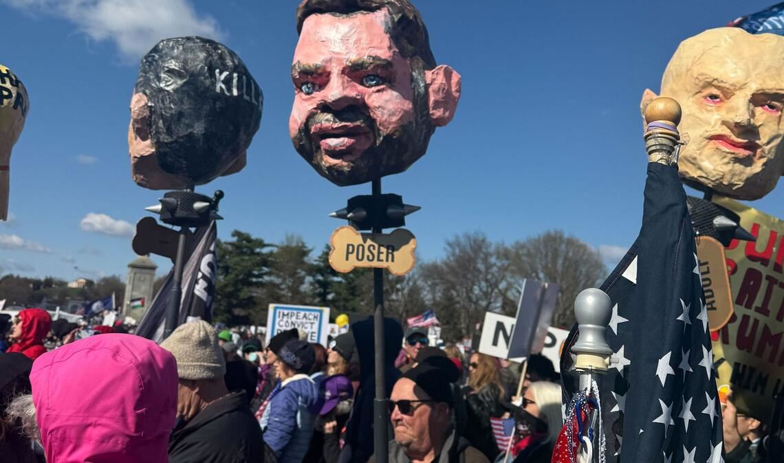 In Washington tragen Demonstrierende Pappköpfe, die unter anderem den US-Vizepräsidenten J.D. Vance (M) darstellen sollen.