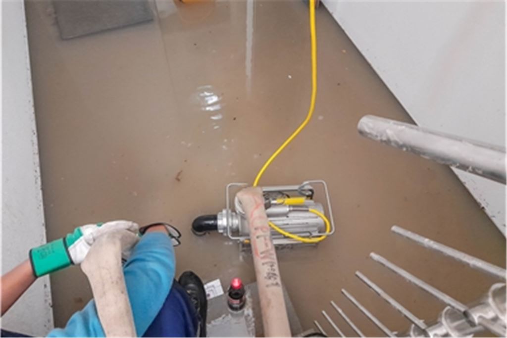 In Wiernsheim steht der nagelneue Rathaus-Anbau unter Wasser. Foto: Einsatz-Report24