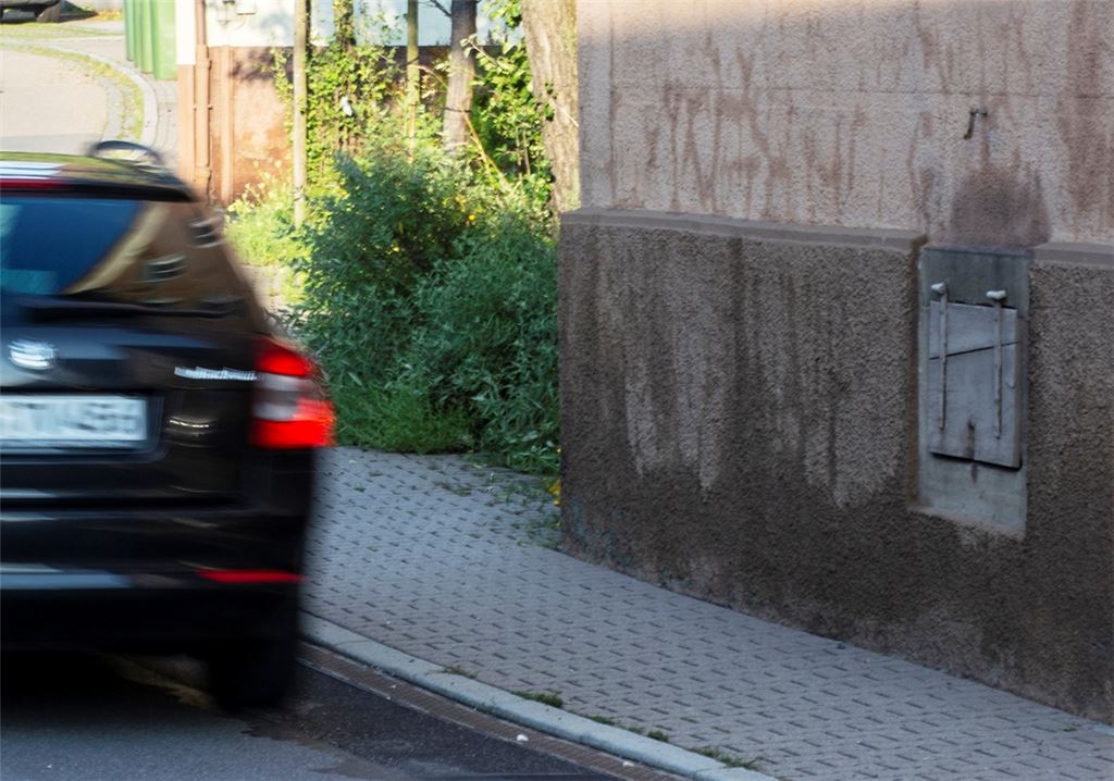 In Wiernsheim zeugen am Tag danach Sandsäcke am Rathausanbau von den Folgen des Starkregens. An der Lomersheimer Straße sind an der Fassade eines Gebäudes die Spuren des Unwetters zu erkennen. Die Frage ist, ob und wie Betroffene in Risikobereichen besser geschützt werden können.Deeg, Fotomoment (2), EinsatzReport24, sdmg
