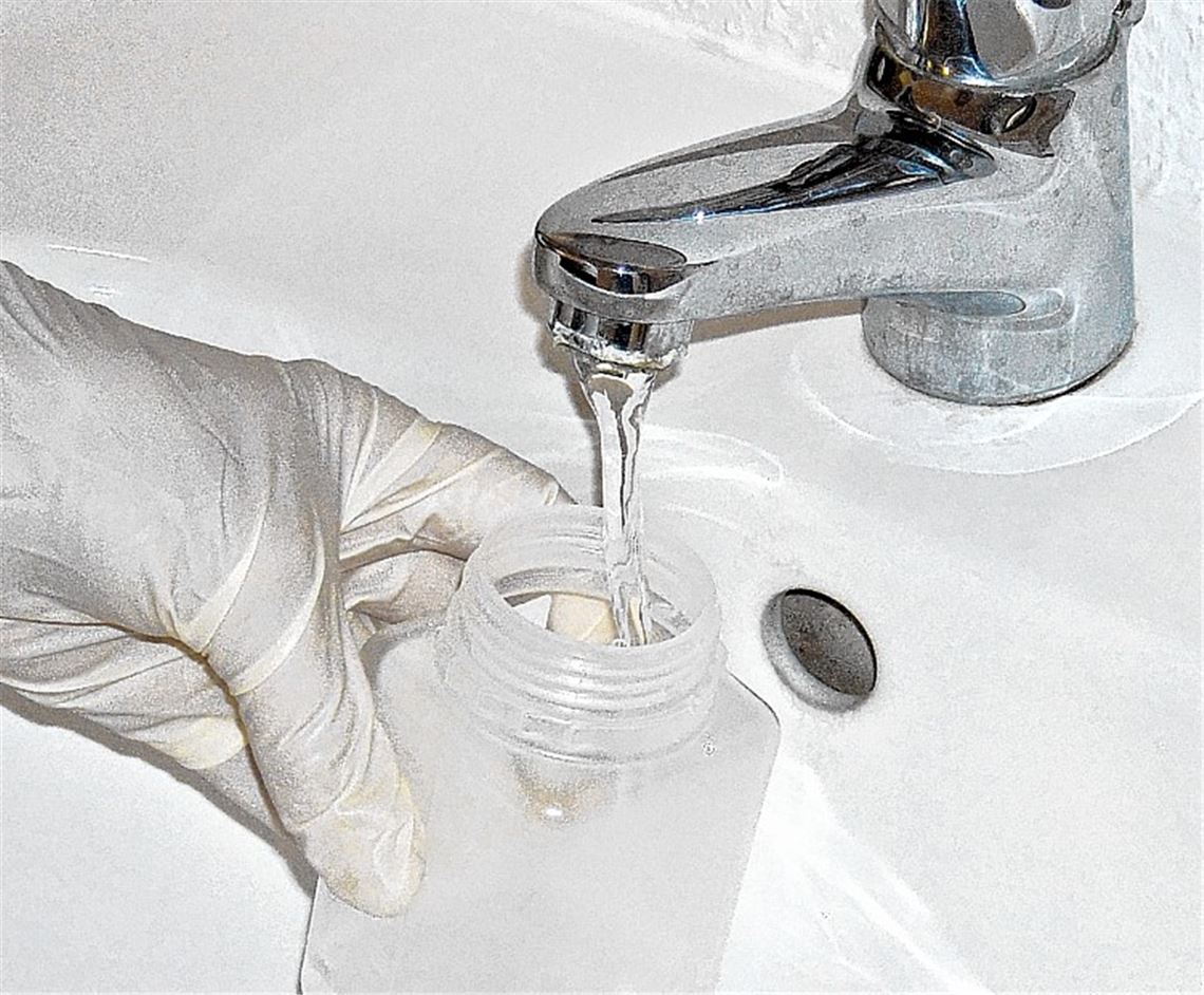 In Zukunft müssen bei sogenannten Großanlagen nicht mehr jedes Jahr Trinkwasserproben zur Legionellenprüfung gezogen werden. Laut Landratsamt genügt diese Kontrolle künftig ein Mal in drei Jahren.