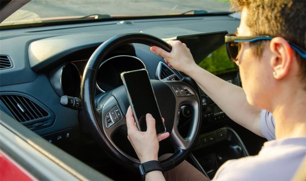 In Zukunft soll der Führerschein auf dem Smartphone vorgezeigt werden können.