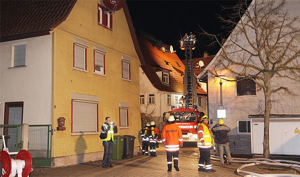 In alten Ortskernen mit schmalen Straßen – hier eine Szene von einem Einsatz in Ötisheim 2014 – kann es vor allem für die sperrige Drehleiter eng zugehen. Archivfoto: Becker