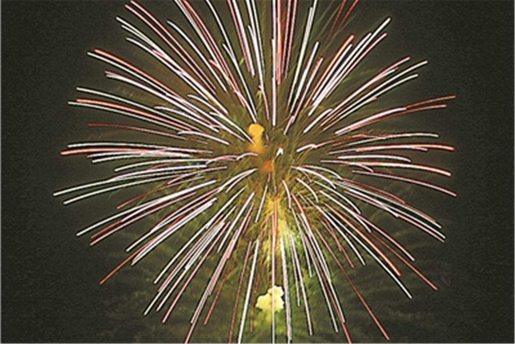 In anderen Zeiten ein Blickfang, im trockenen Sommer allerdings auch ein Gefahrenherd: das Feuerwerk. Symbolfoto: Archiv
