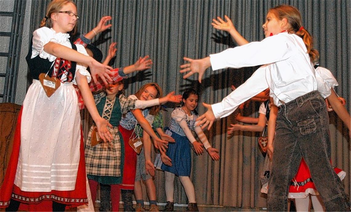 In bayerischer Tracht präsentiert die Schützinger Jugend ihren Tanz. Foto: Appich