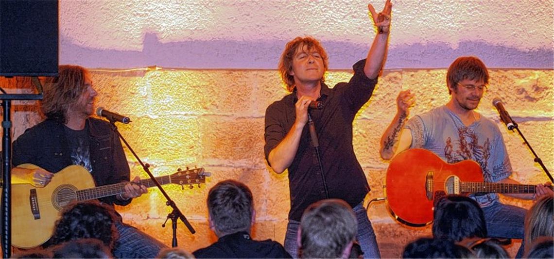 In bester Laune präsentieren Volker Hinkel, Peter Freudenthaler und Gabriel Holz (v.li.) die „Fools Garden“-Musik aus 23 Jahren.